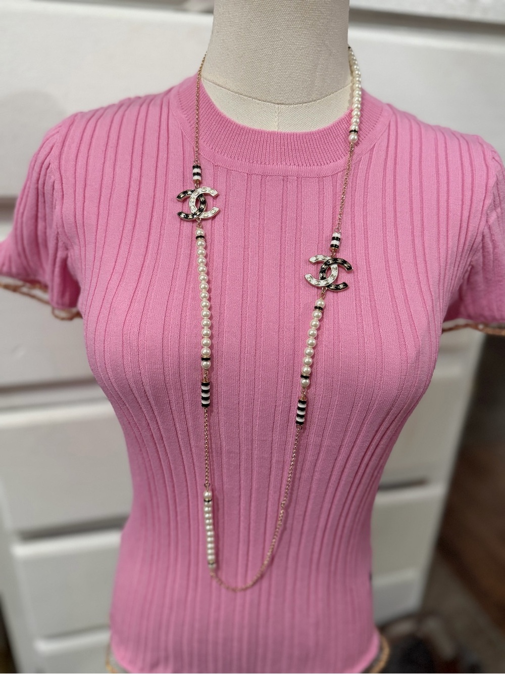 Long single strand Black & White Pearl CC Logo Necklace Set